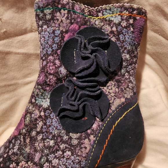 L'Artiste Floral Booties - Picture 5 of 13